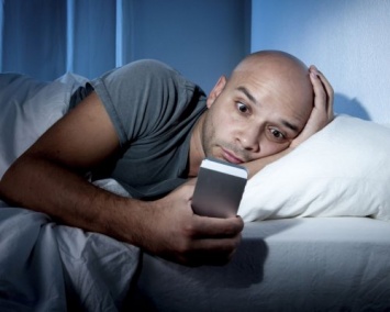 Ученые: Смартфоны не влияют на сон человека