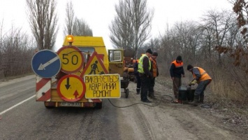 Запорожские дорожники делают качественный ремонт несмотря на погоду
