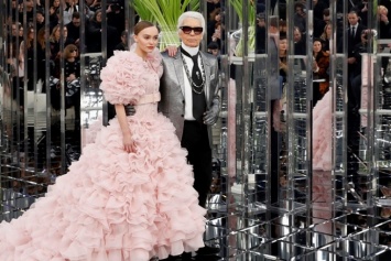 Дочь Джонни Деппа вышла на подиум Chanel в роскошном платье из органзы