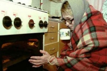 87-летняя херсонка, которой отключили газ, замерзает в своей квартире