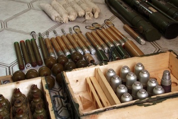 В Харьковской области у экс-чиновника нашли российскую военную форму и склад оружия