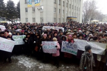 Возле исполкома в Покровске проходит митинг в поддержку Руслана Требушкина
