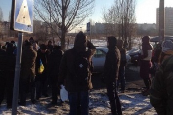 Под Киевом люди перекрыли дорогу из-за подорожания проезда в маршрутках (ФОТО)