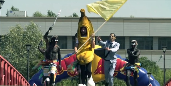 Россияне спровоцировали расистский скандал, изобразив Обаму с бананом и папуасами на всемирно известном соревновании