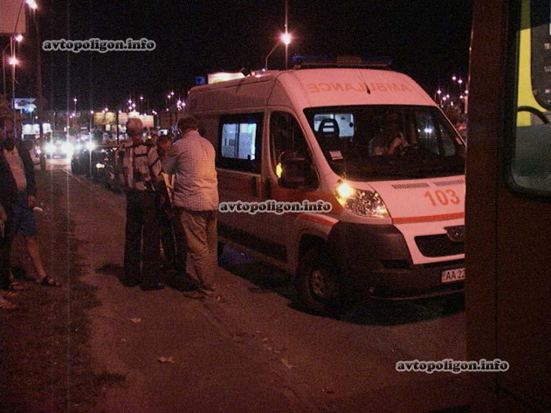 ДТП в Киеве: на Харьковском шоссе автобус протаранил такси Daewoo Lanos. ФОТО