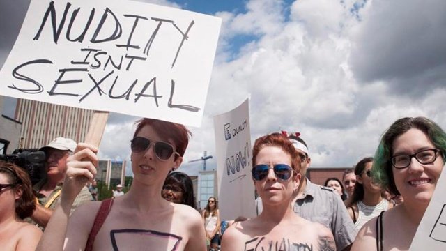 В Канаде десятки женщин протестовали топлесс