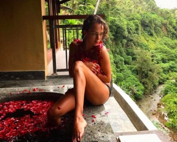 Звезда «Интернов» Аглая Тарасова устроила откровенную фотосессию на Бали