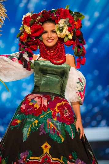 Шоу национальных костюмов на "Мисс Вселенная-2017": яркие наряды участниц