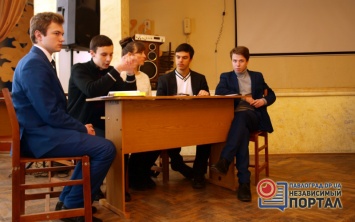 На школьных дебатах в Павлограде обсудили украинские конституции разных лет (ФОТО)