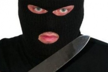 В Геническе злоумышленники, вооруженные ножами, ограбили магазин