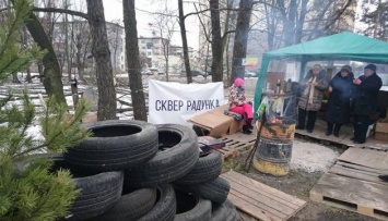 Киевляне с шинами защищают от застройки сквер в Днепровском районе