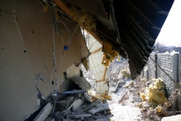 В Докучаевске обстрелом повреждена пятиэтажка и два магазина (ФОТО)