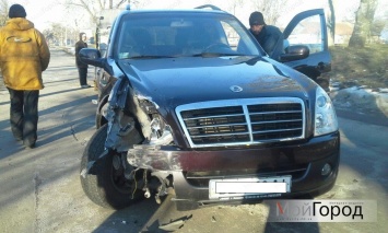 В Николаеве пьяный водитель на внедорожнике протаранил авто патрульных