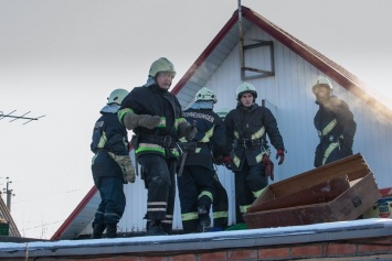 Запорожские спасатели два часа тушили пожар на чердаке