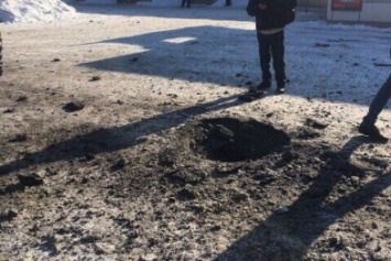 Снаряд попал в парковку донецкого рынка «Маяк» (ФОТО)