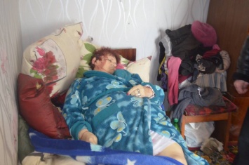 Ужасающие фото жертв украинского артобстрела - женщину убило снарядом, когда она вязала носки мужу