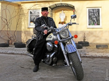 Капеллан на байке: как бывший российский спецназовец стал украинским священником, патриотом и волонтером