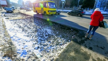 После снегопадов столичные дороги традиционно превратились в решето