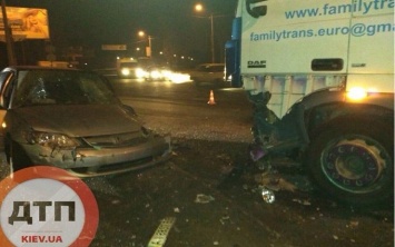 Под Киевом пьяный водитель разбился о фуру: опубликованы фото