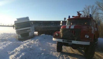 Под Харьковом грузовик слетел в кювет и перекрыл прицепом дорогу