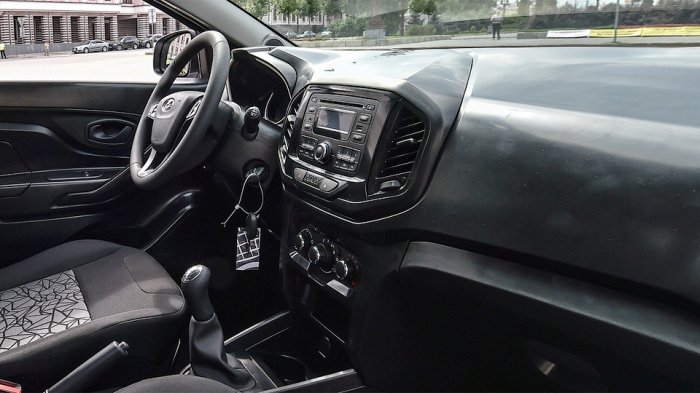 АвтоВАЗ опубликовал фотоснимок салона кроссовера Lada X-Ray