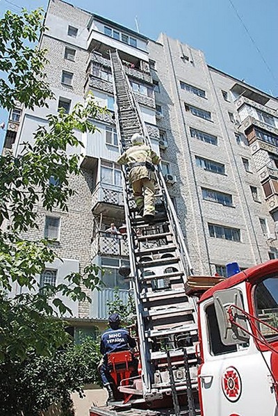 В Николаеве спасли семилетнюю девочку, которая собиралась прыгнуть с балкона восьмого этажа