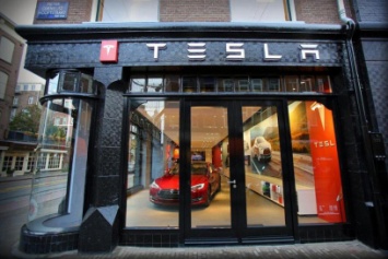 Tesla сменила название