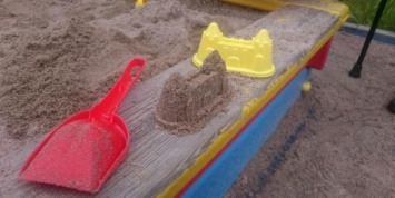 Недовольная песком в песочнице женщина заставила чиновников лепить "куличики"