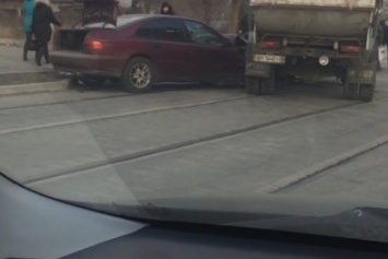 В Мариуполе мусоровоз и иномарка столкнулись на трамвайных путях (ФОТО)