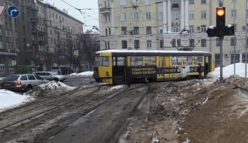 В Харькове трамвай развернуло поперек путей, а троллейбус сбил светофор (Фото)