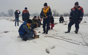 Спасатели начали взрывать лед на реках Закарпатья