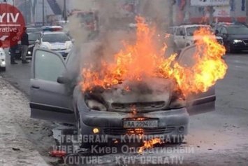 В Киеве на ходу загорелся автомобиль (Видео)