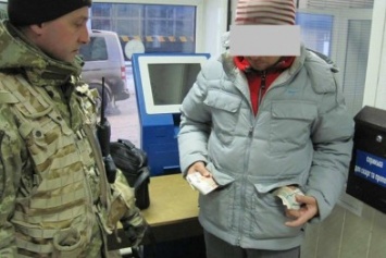 Житель луганска пытался перевезти в РФ через харьковскую границу полтора миллиона рублей (ФОТО)