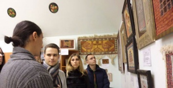 В Центральной библиотеке Днепра открыли выставку ковров