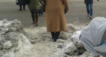 Уборка снега в Сумах: сугробы на тротуарах «выгоняют» сумчан на проезжую часть (+фото)