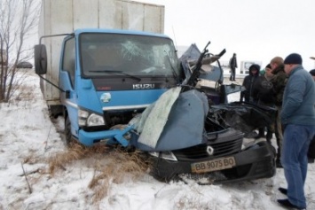 В Луганской области легковушка при обгоне попала под грузовик - двое погибших