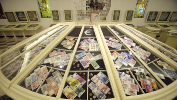 Купюра в тысячу гривен: как выглядят самые большие деньги (фото)