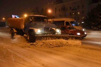 Чистить от снега улицы Запорожья коммунальщики будут всю ночь