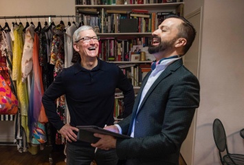 Глава Apple Тим Кук во Франции встретился с известным модельером Жюльеном Фурнье и сооснователями сервиса VizEat