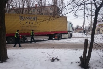 В Славянске таксист въехал в грузовик