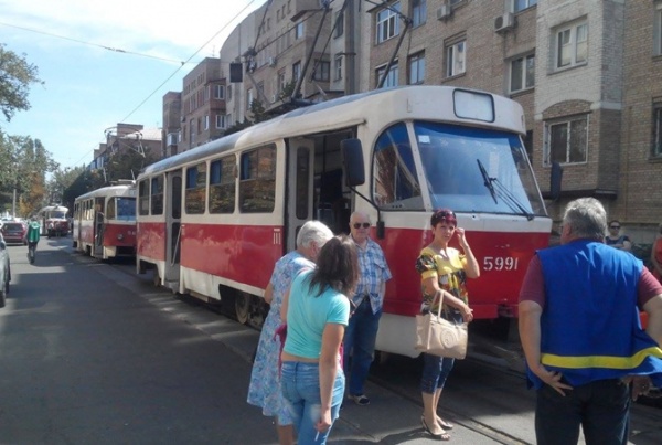 В Киеве водитель забыл автомобиль на трамвайных путях