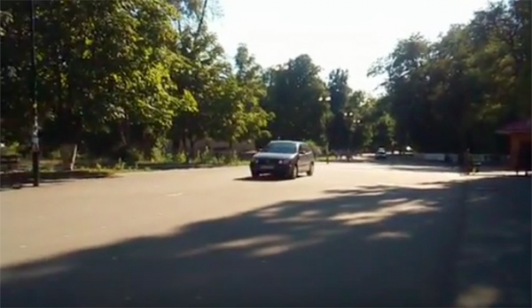 Наглые киевские водители решили объехать ул. Борщаговскую по аллее КПИ