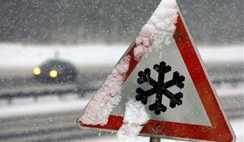 Спасатели чистят дороги Днепропетровщины от снега