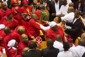 В парламенте ЮАР депутаты устроили драку и освистали президента