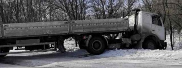 На Днепропетровщине спасатели достали грузовой автомобиль из кювета
