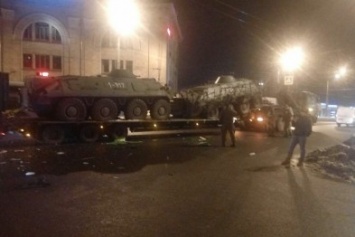 В Харькове водитель автобуса "остановил" колонну военной техники (ФОТО)