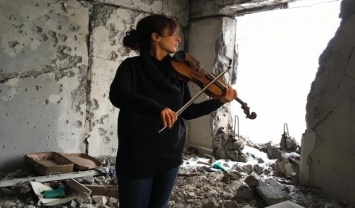 Скрипачка с передовой: как украинка лечит бойцов музыкой