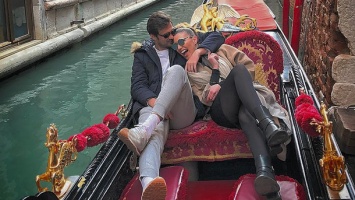 Артем Милевский показал фото с девушкой на Венецианском карнавале