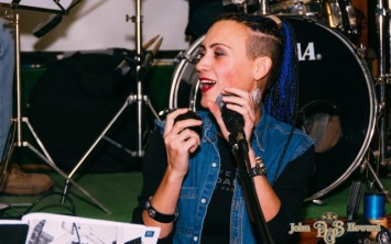 Талантливая херсонка - бэк-вокалистка рок-группы WindMusic Анна Шерри