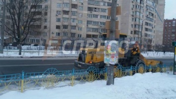 В Киеве МАЗ сбил столб, который убил случайного прохожего